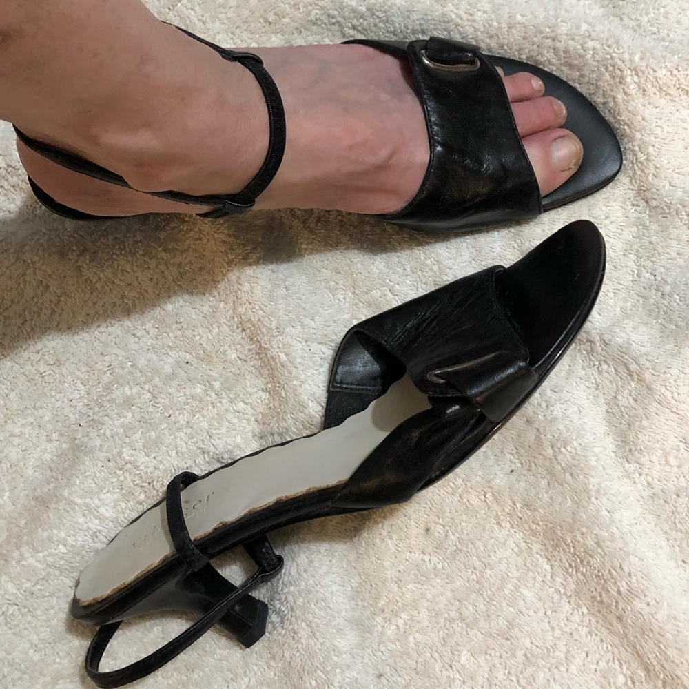 Black strap sandals with heel and side buckle